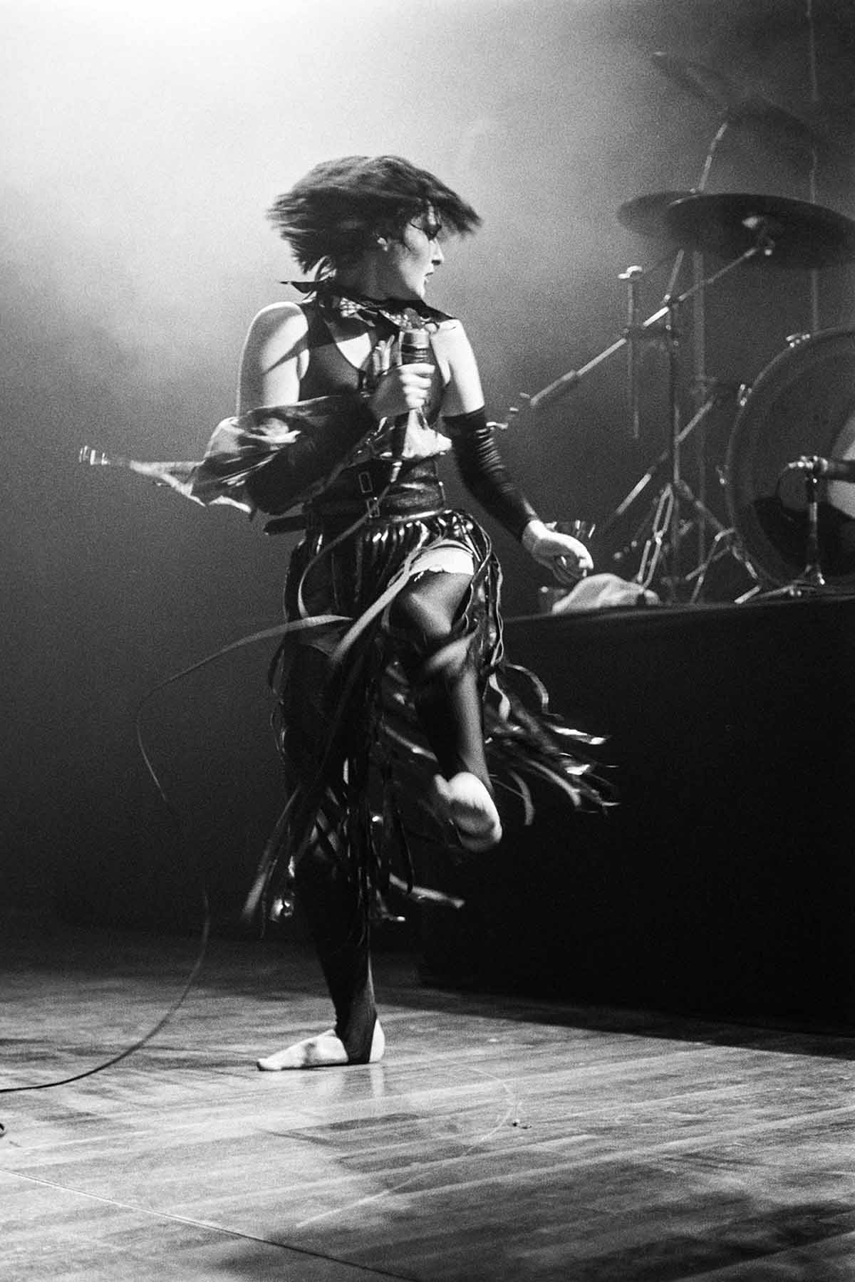 Live photos of experimental New Wave, Noise, Post-Punk, Industrial en Avantgarde bands inge-bekkers-photography-siouxsie-and-the-banshees-pandora-music-box-1983-live-alternative-bands-0357-fotografie