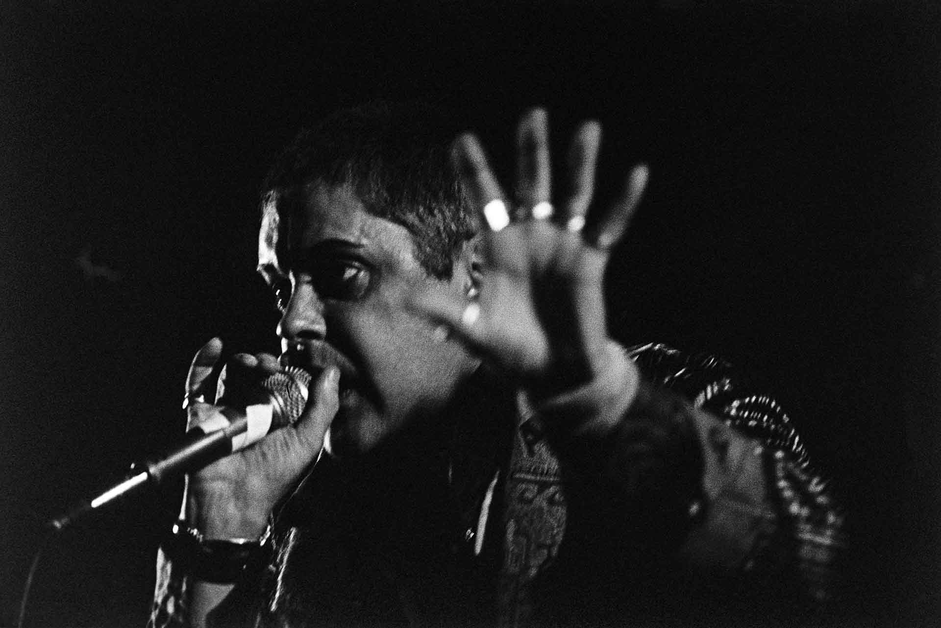 Live photos of experimental New Wave, Noise, Post-Punk, Industrial en Avantgarde bands inge-bekkers-photography-psychic-TV-Paradiso-1986-live-alternative-bands-1329-fotografie