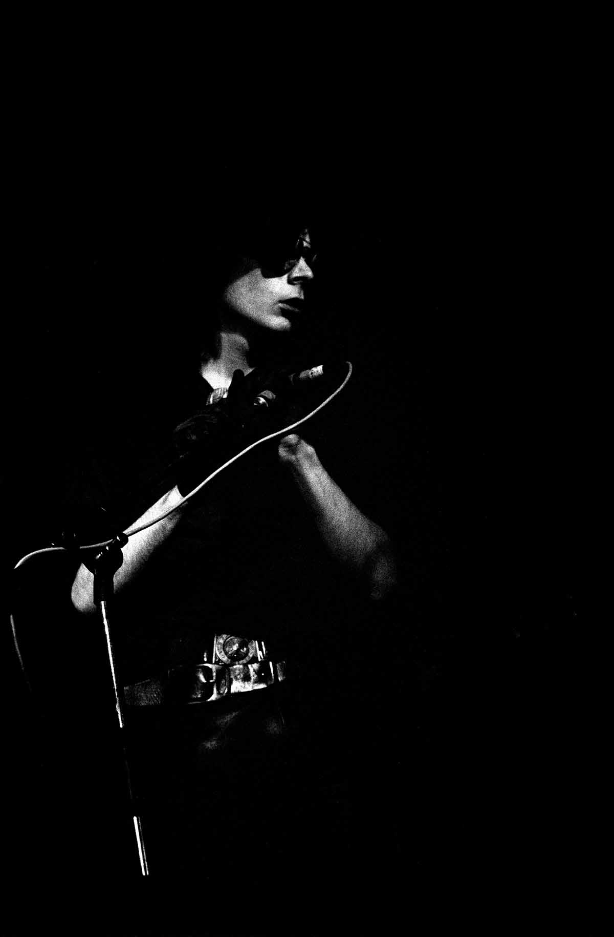Live photos of experimental New Wave, Noise, Post-Punk, Industrial en Avantgarde bands inge-bekkers-photography-sisters-of-mercy-effenaar-live-alternative-bands-fotografie-0495