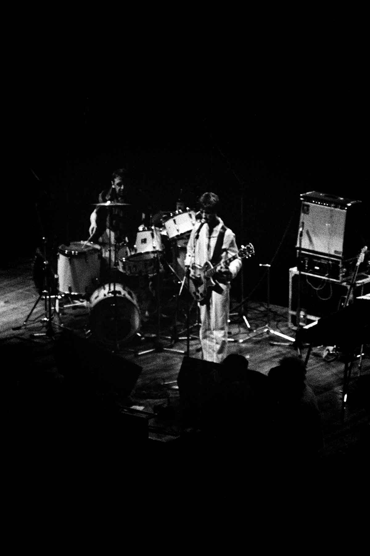 Live photos of experimental New Wave, Noise, Post-Punk, Industrial en Avantgarde bands inge-bekkers-photography-durutti-column-pandora_1983-live-alternative-bands-0420-fotografie