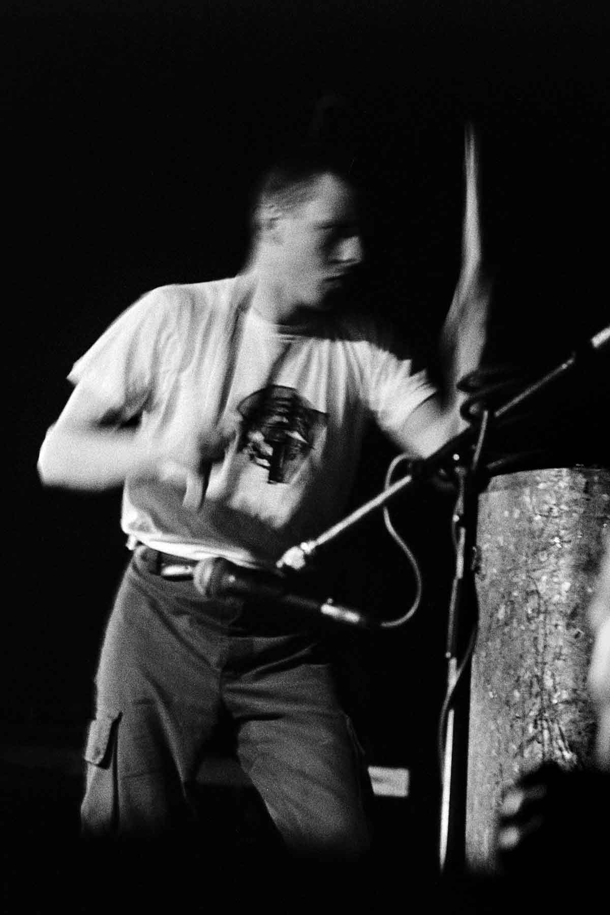 Live photos of experimental New Wave, Noise, Post-Punk, Industrial en Avantgarde bands inge-bekkers-photography-test-department-vrijstaat-conradstraat-amsterdam-1987-live-alternative-bands-1380-fotografie