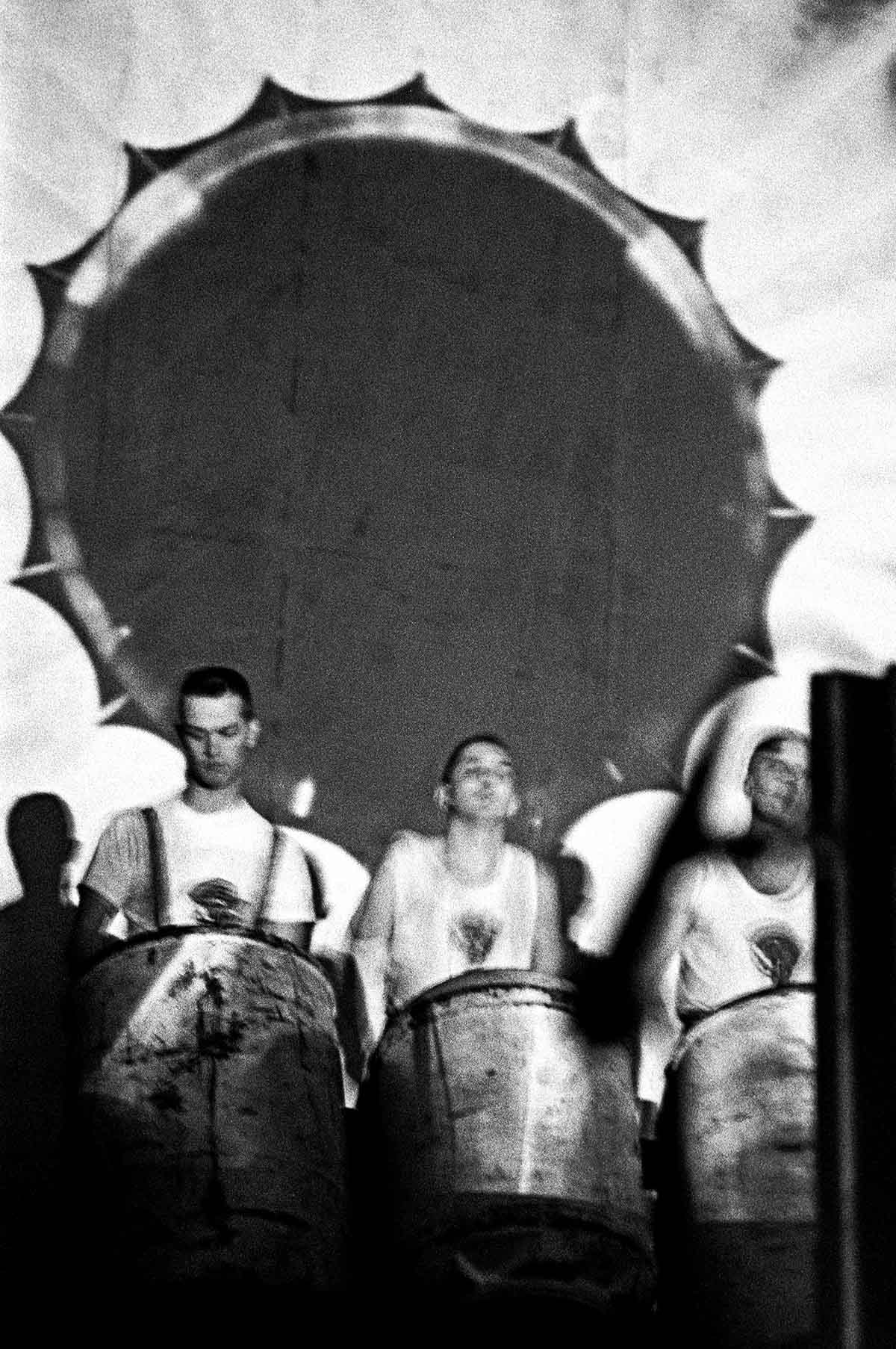 Live photos of experimental New Wave, Noise, Post-Punk, Industrial en Avantgarde bands inge-bekkers-photography-test-department-vrijstaat-conradstraat-amsterdam-1987-live-alternative-bands-1401-fotografie