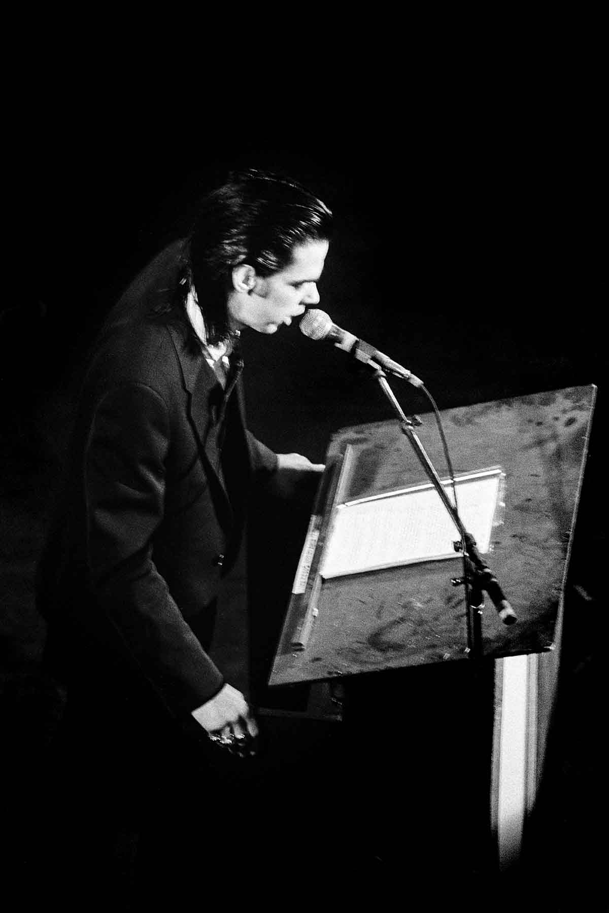 Live photos of experimental New Wave, Noise, Post-Punk, Industrial en Avantgarde bands inge-bekkers-photography-nick-cave-tegentonen-1990-paradiso-live-alternative-bands-1657-fotografie
